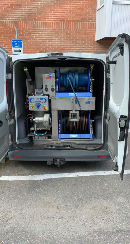 Allmänna Rörjourens spolaggregat på en parkering.