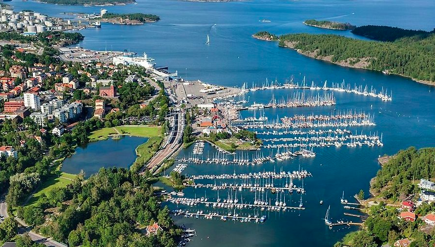 Nynäshamn Översiktsbild över Nynäshamn där Allmänna Rörjourens spolbil kan komma ut.